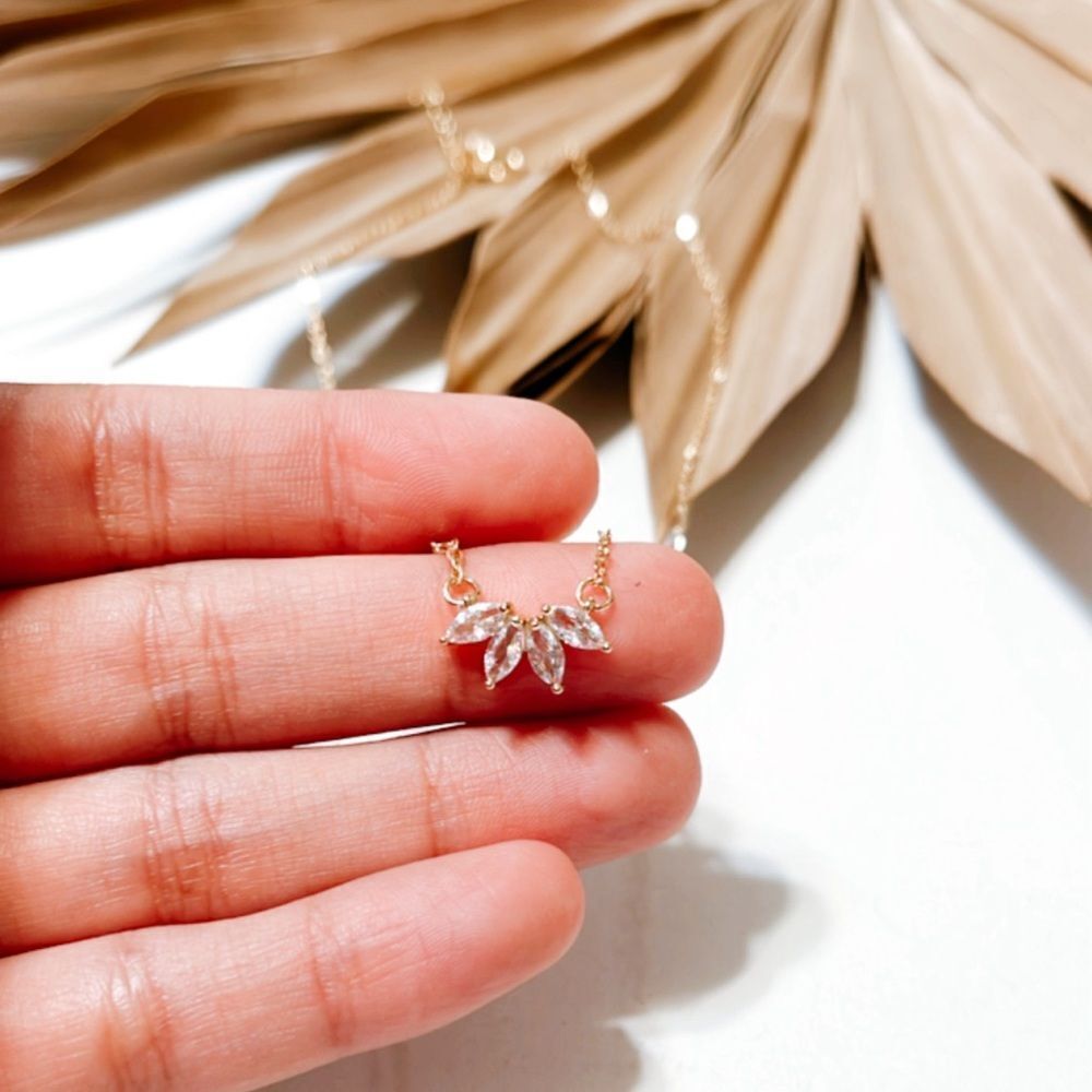 Diamond flower necklace S544 - Picture 3 of 3